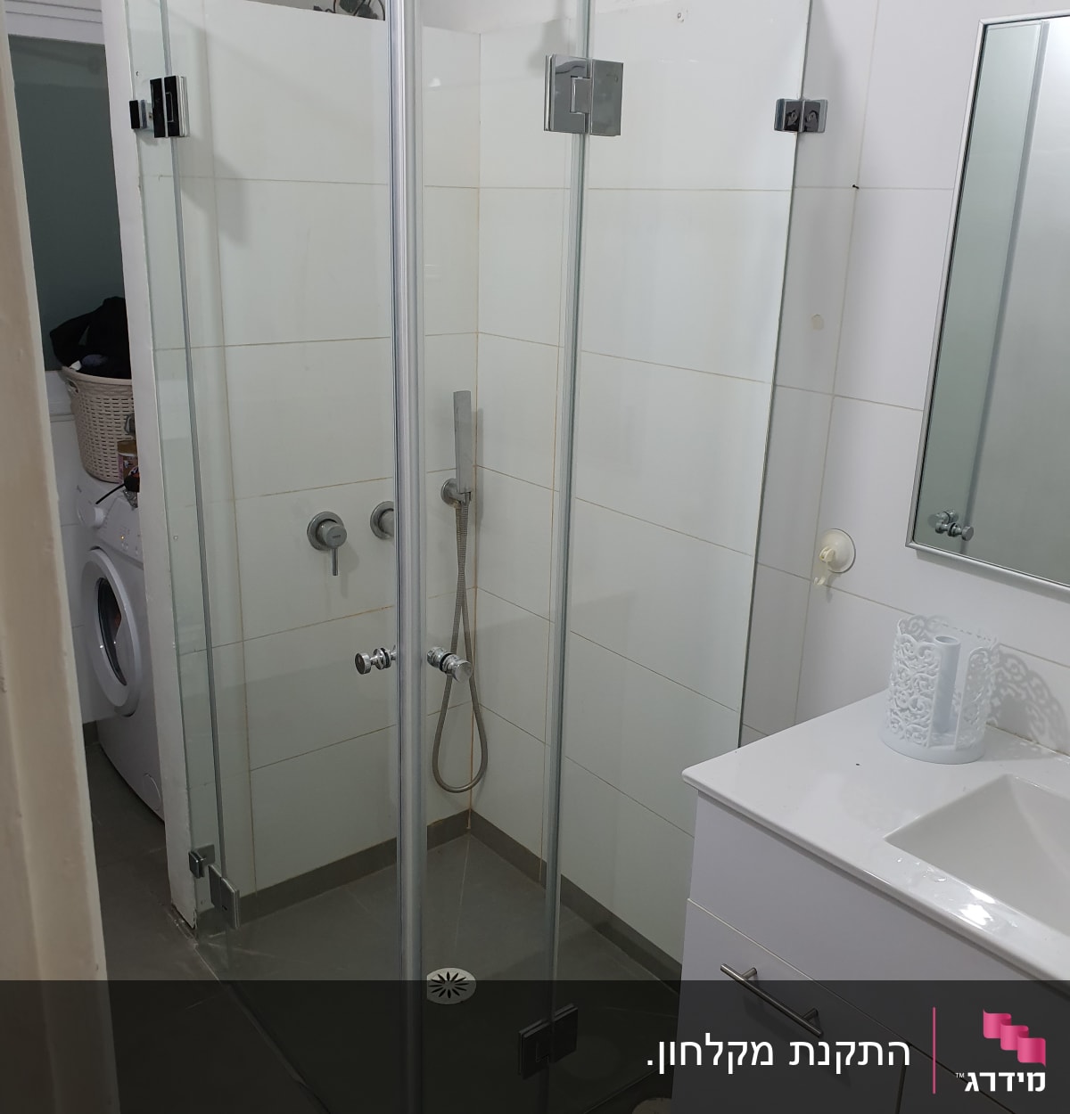 מקלחון זכוכית עם ראש מקלחת מתכתי